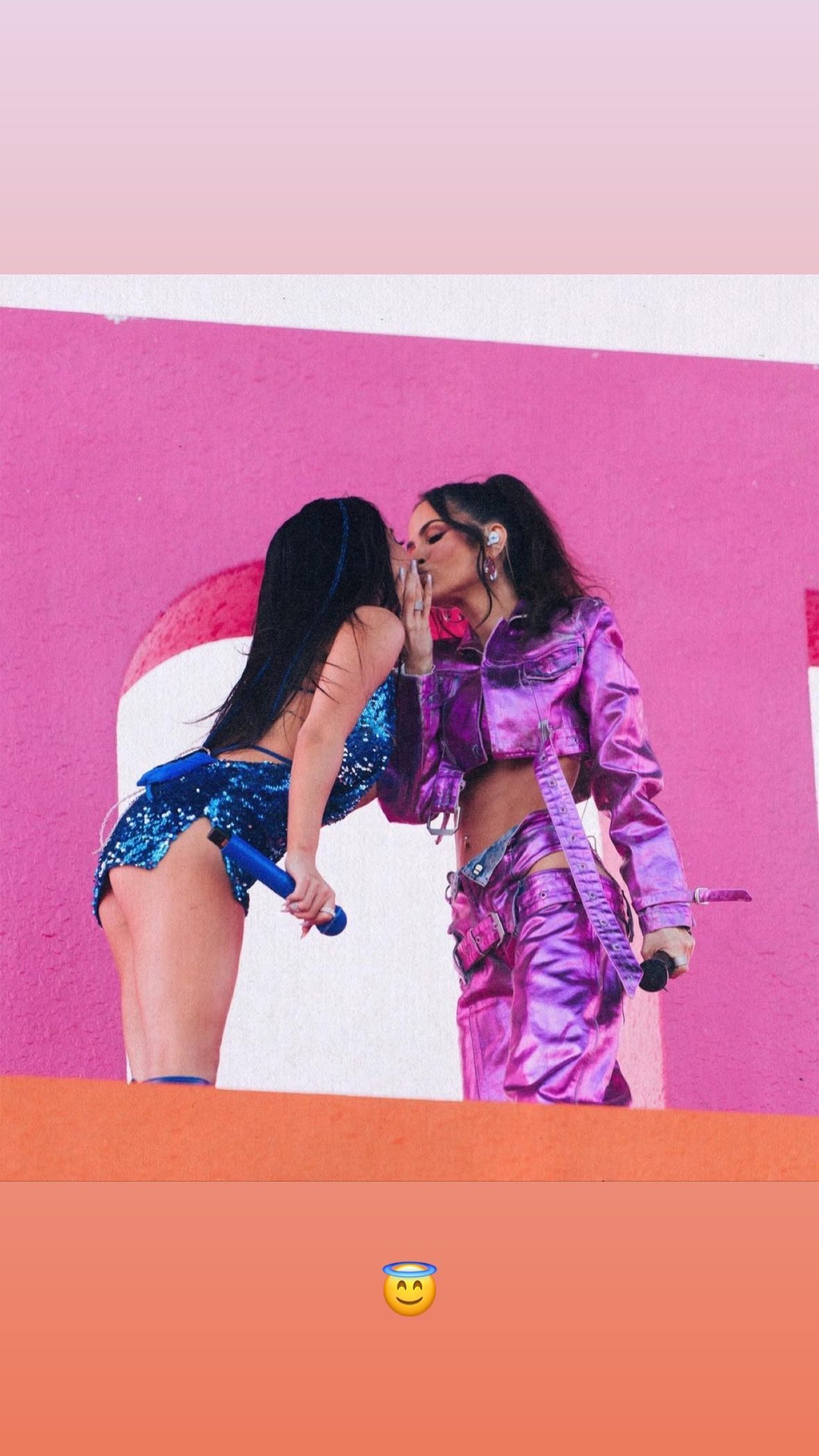 Becky G y Natti Natasha encendieron el escenario del festival Coachella con tremendo beso en vivo