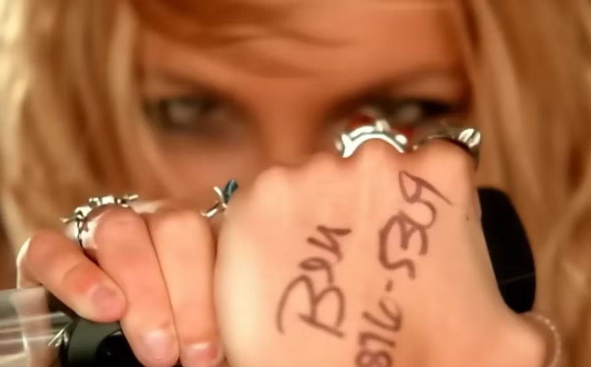 Britney Spears escribió el nombre "Ben" en su mano en el videoclip de "I Love Rock and Roll'. Fuente: YouTube