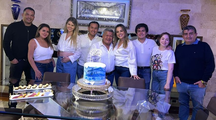 Brunella Horna mostró la embarazo en foto familiar por cumpleaños de César Acuña Peralta / Foto: Facebook