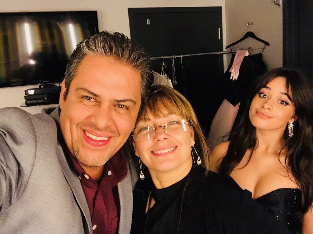 Camila Cabello junto a sus padres. Fuente: Instagram