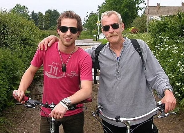 James Morrison junto a su padre Paul Catchpole, quien falleció en 2010. Fuente: Instagram