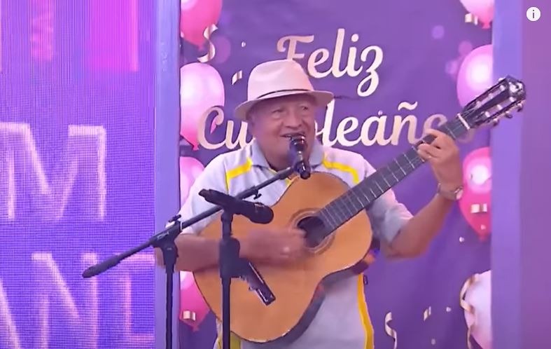 Rolando Franco, padre de Pamela Franco toca guitarra y también canta/Foto: Mande Quien Mande