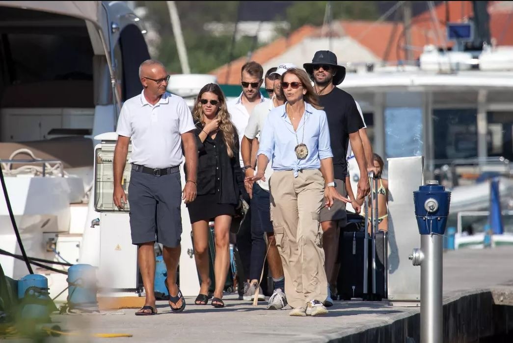 Clara Chía y la familia de Gerard Piqué durante las vacaciones de verano en Croacia/ Foto: Marca