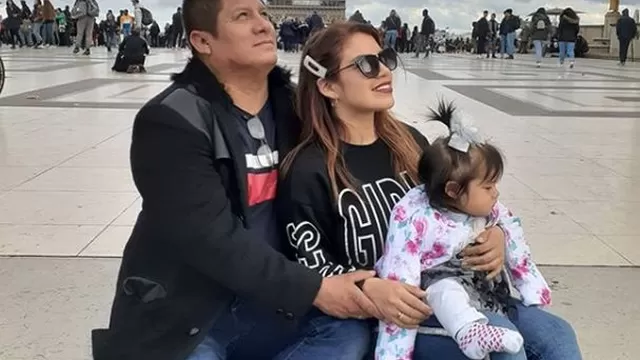Robert Muñoz y Andrea Fonseca junto a su primogénita. Foto: Instagram