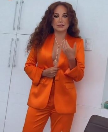 La señora Janet Barboza eligió un conjunto color anaranjado para la sesión fotográfica que marcará el comienzo de la temporada 2024 de 'América Hoy'/Foto: instagram