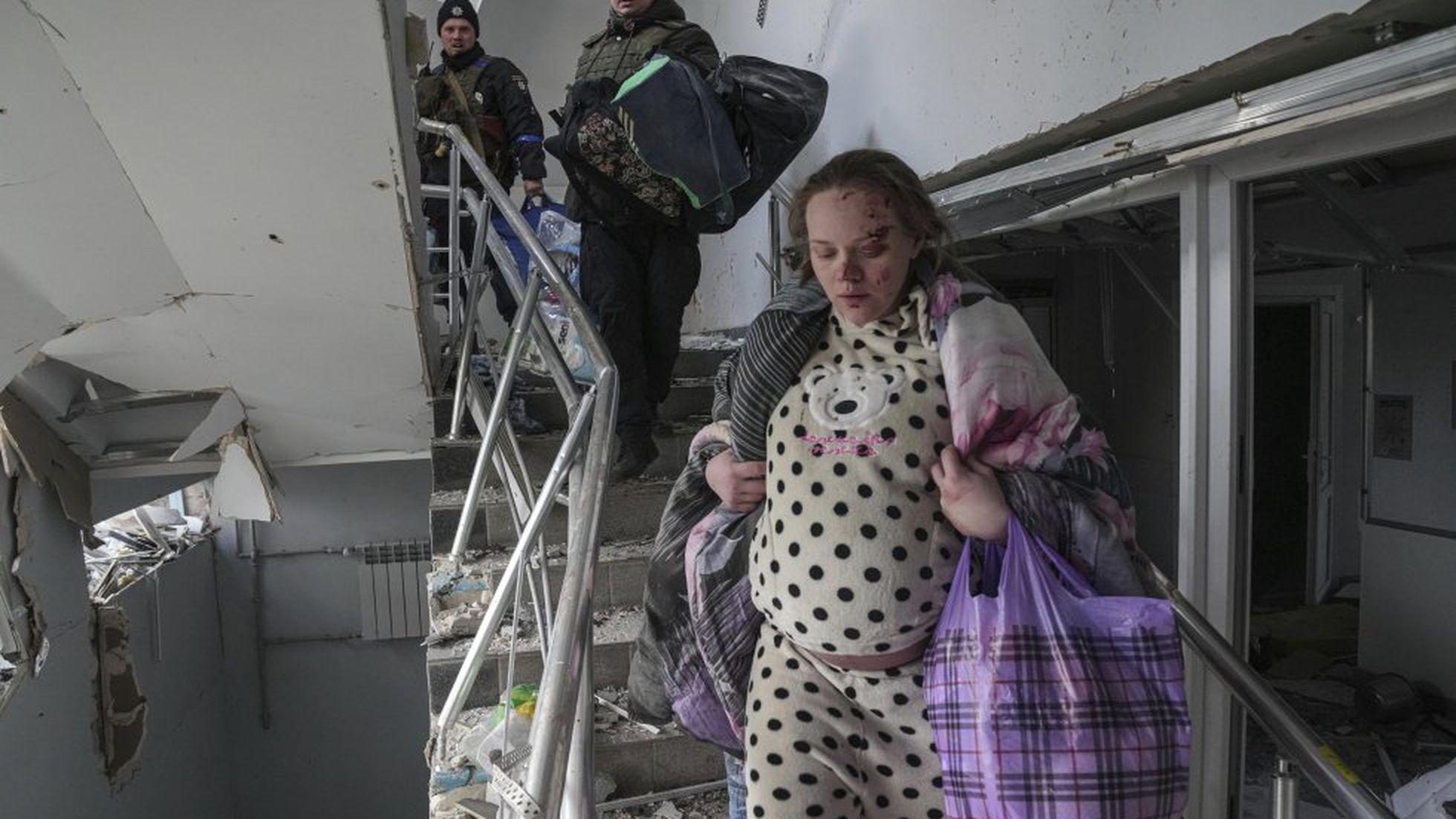 Una mujer embarazada herida baja las escaleras en un hospital de maternidad dañado por el bombardeo en Mariupol, Ucrania, el 9 de marzo. Fuente: EVGENIY MALOLETKA