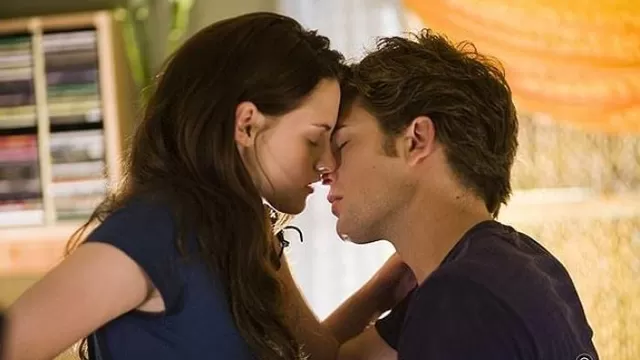 Crepúsculo: Primer beso de Robert Pattinson y Kristen Stewart habría sido ilegal en la vida real