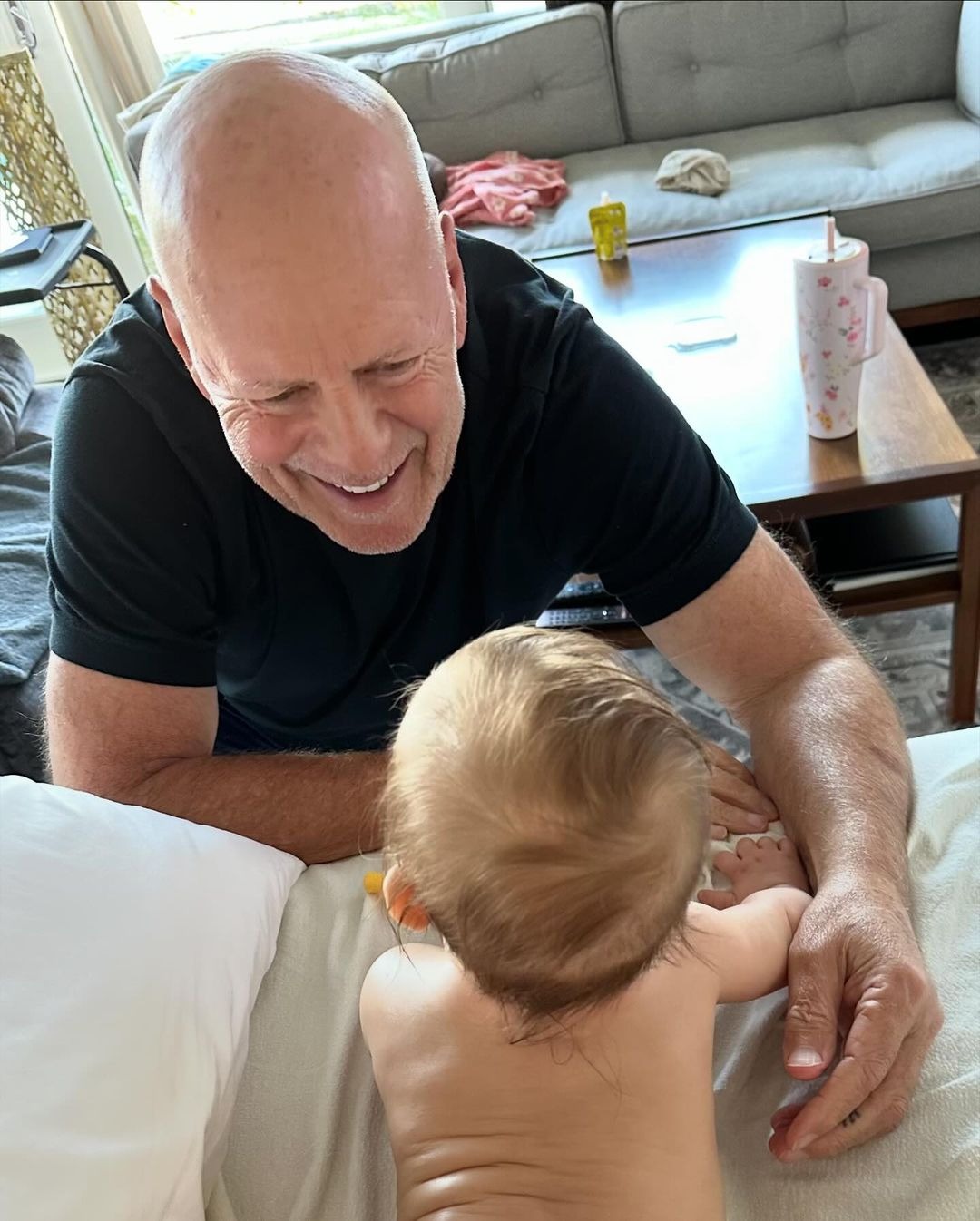 Bruce Willis y su primera nieta. fuente: Instagram