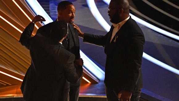 Denzel Washington y Tyler Perry consolaron a Will Smith tras golpear a Chris Rock.  Fuente: AFP