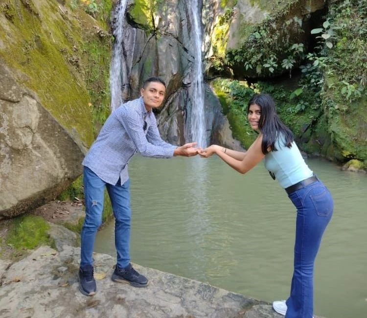 Kevin Pedraza y Jhanina Tocto disfrutando de un paseo a la Cascada de Chapawanki, Lamas, San Martín/ Foto IG: Kevin Pedraza