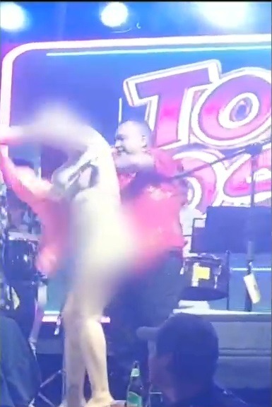Tony Rosado desnudó a una mujer sobre el escenario durante un concurso en su último concierto/Foto:América Noticias