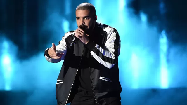 Drake interrumpió su concierto y le prometió a fan que pagará deuda de su fallecida madre