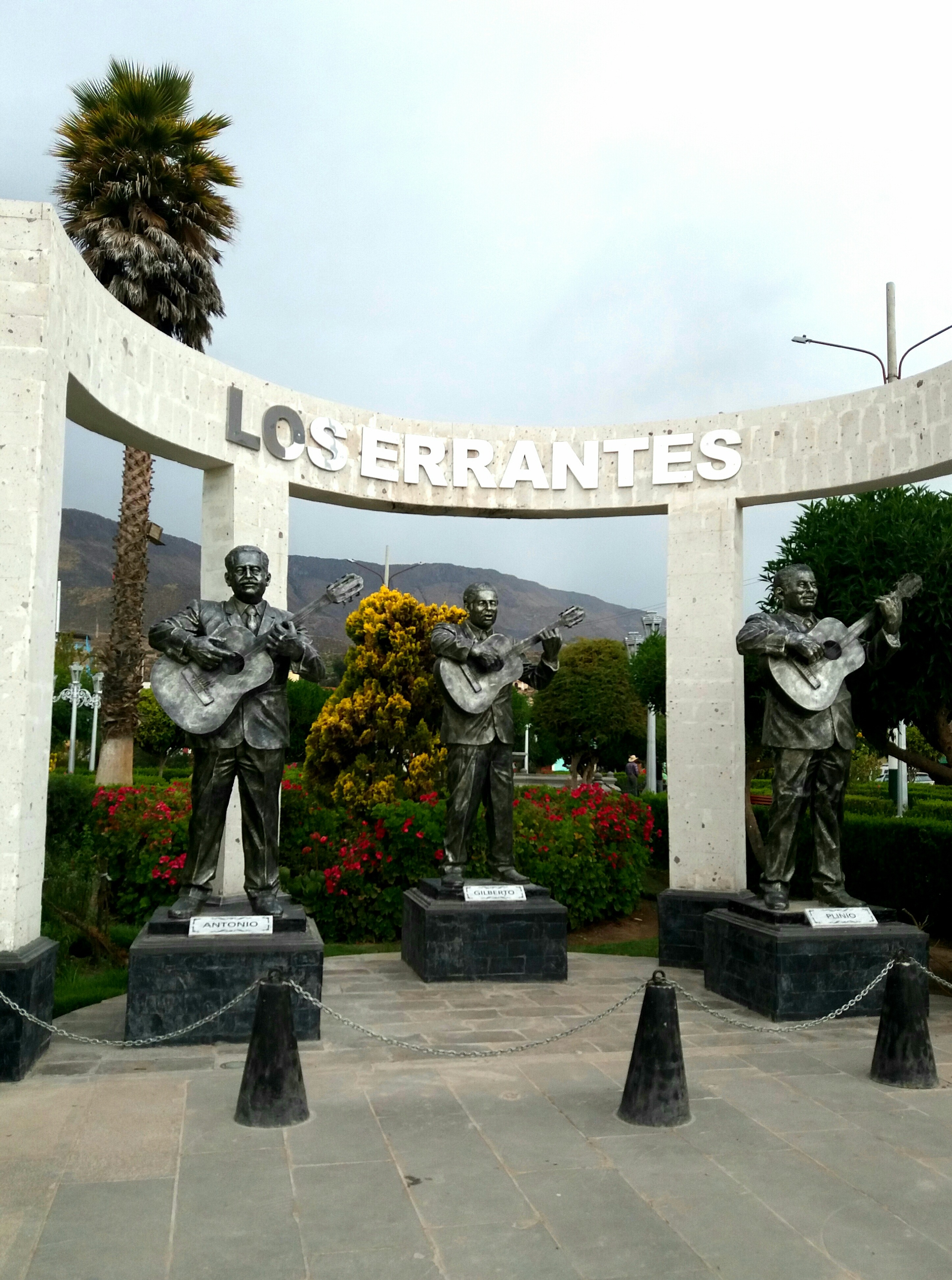 Monumento dedicado a Los Errantes en la plaza central de Chuquibamba