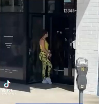 JLo fue fotografiada en una situación nada agradabe esperando en la puerta del gimnasio donde entrena / Foto: TikTok