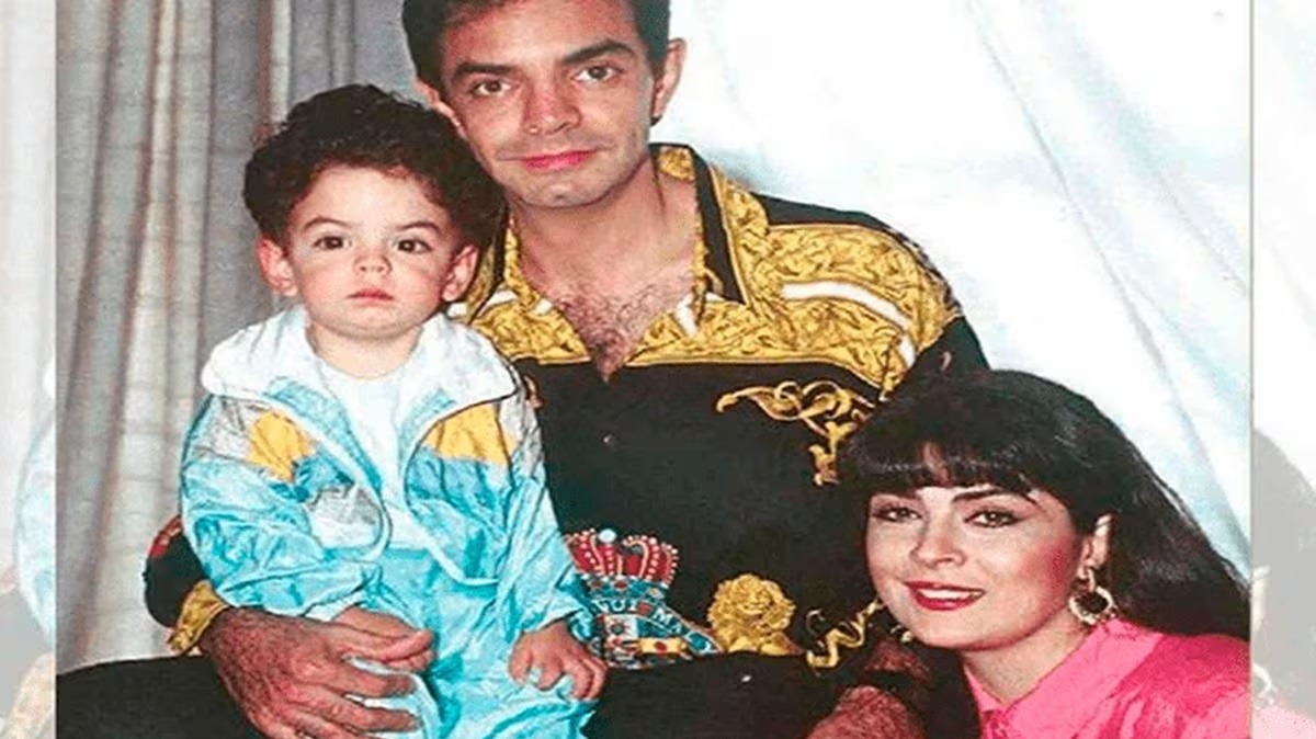 Victoria Ruffo y Eugenio Derbez junto a su hijo Jose Eduardo. Fuente: Facebook