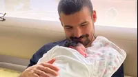 Ezio Oliva compartió adorable foto de su hija recién nacida