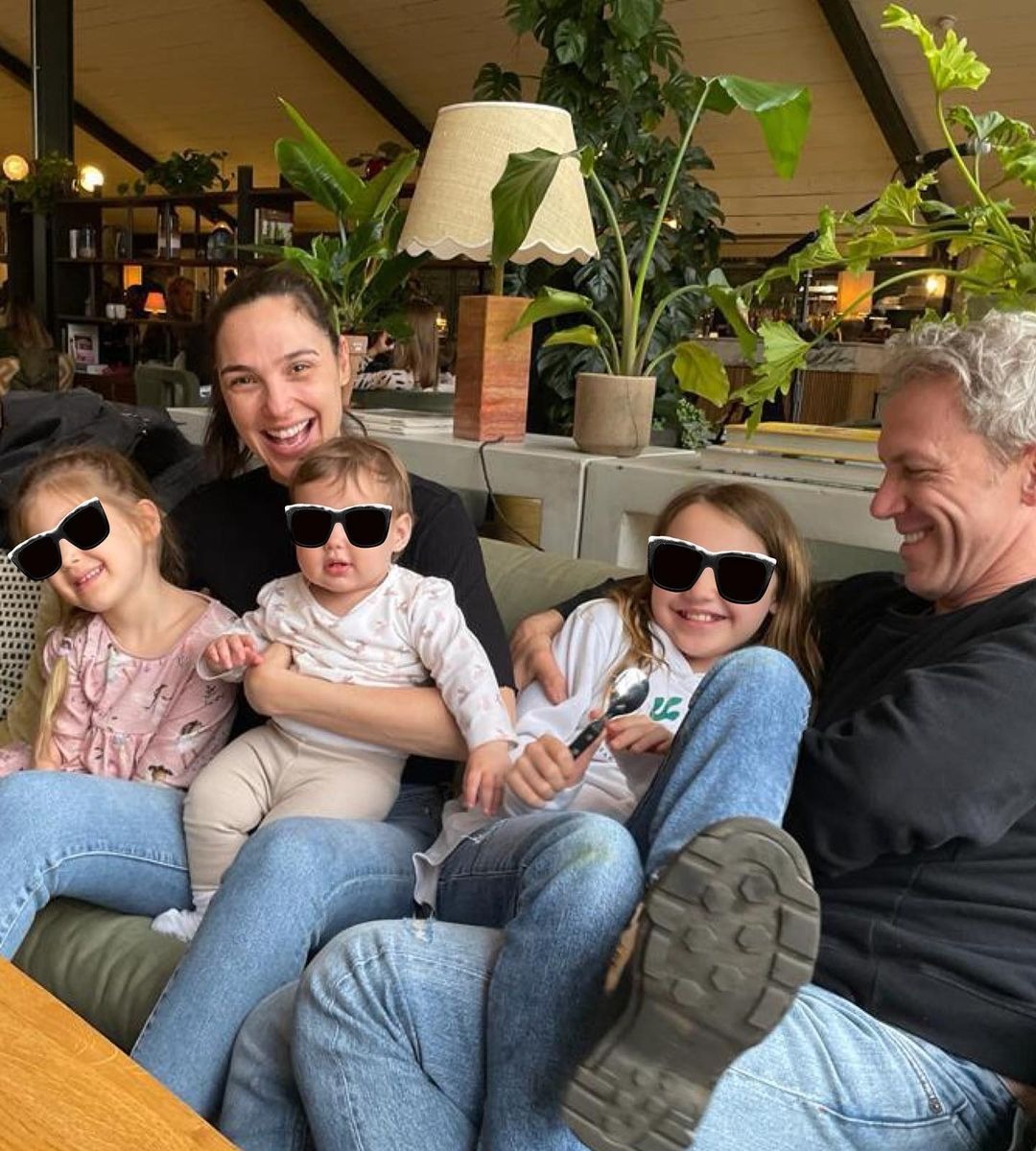 Gal Gadot junto a su esposo Yaron Varsano y sus tres hijas/Foto: Instagram