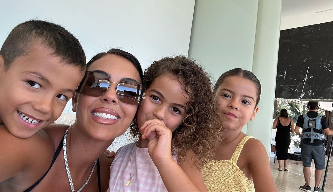 Georgina Rodríguez acompañada de sus hijos durante la grabación de 'Energía Bacana' / Foto: Instagram