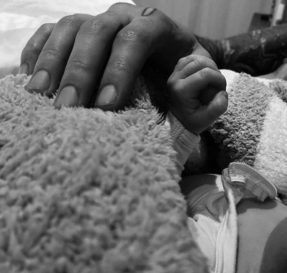 Gigi Hadid y Zayn Malik se convirtieron en padres y revelan las primeras fotos de su bebé
