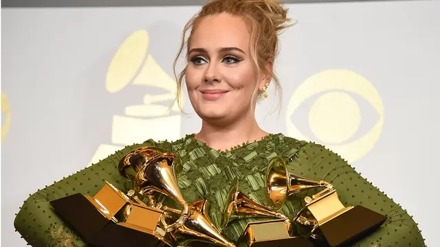 Adele arrasó en los premios Grammy 2017 / AFP