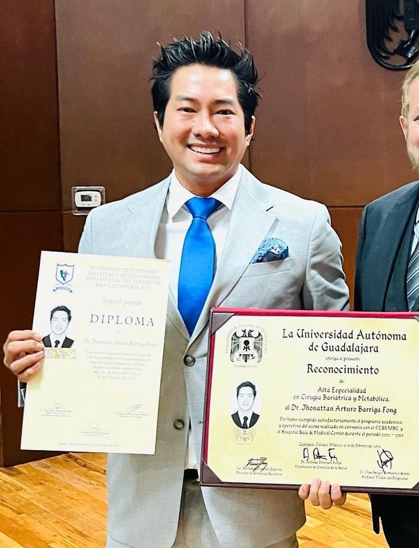 Jonathan Fong mostró el diploma que certifica que sí estudió la especialidad de cirugía bariátrica/Foto: Instagram