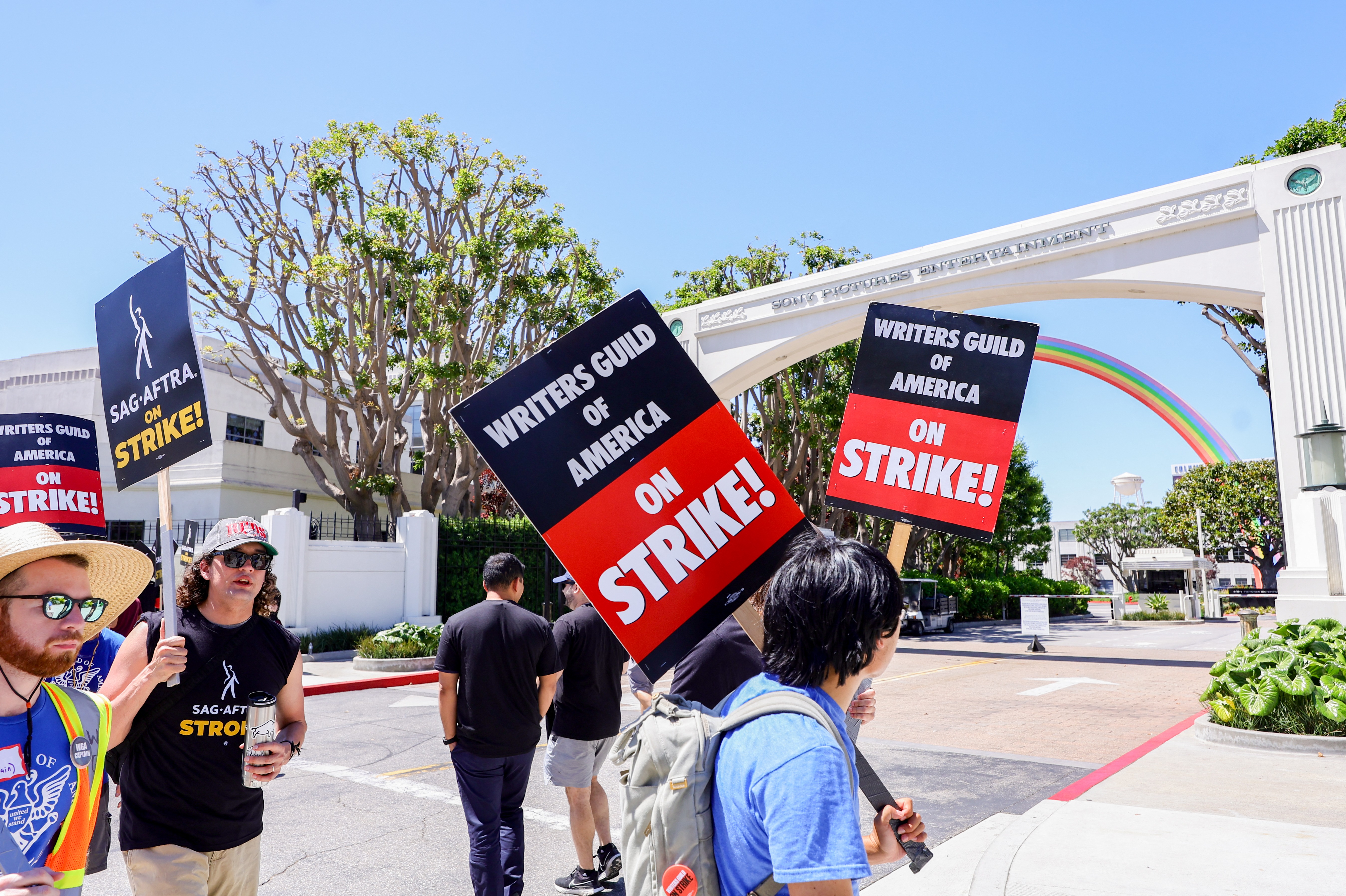 Hollywood: ¿De qué se trata la huelga doble que puede paralizar a la industria?