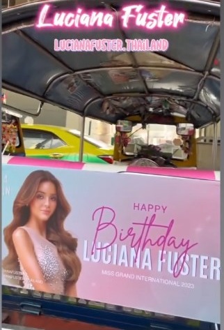 Los coloridos medios de transporte conocidos como Tuk Tuk llevaban la fotografia de Luciana Fuster como Miss Grand International saludándola por su cumpleaños número 25/Foto: Instagram