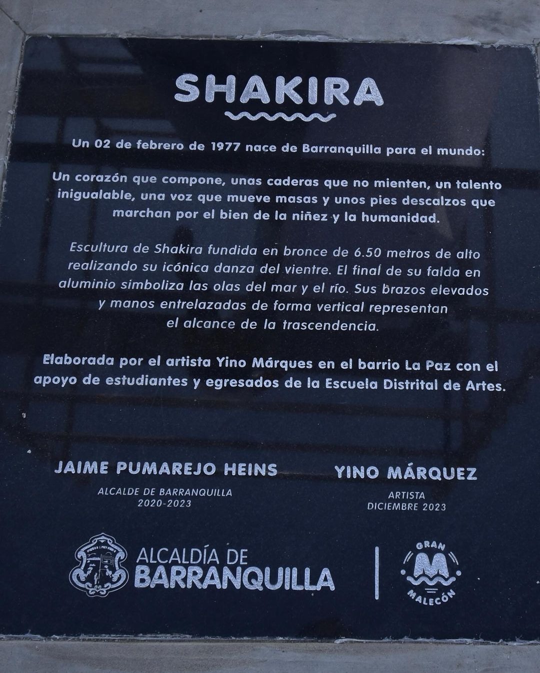 Falta ortográfica en placa de estatua de Shakira. Fuente: Instagram