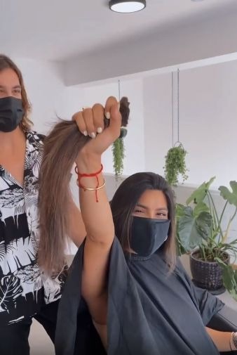  Ivana Yturbe donó su larga cabellera para ayudar en limpieza por derrame de petróleo