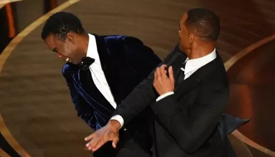 La cachetada de Will Smith al presentador Chris Rock en los Oscar 2022 que dio la vuelta al mundo / Fuente: AFP