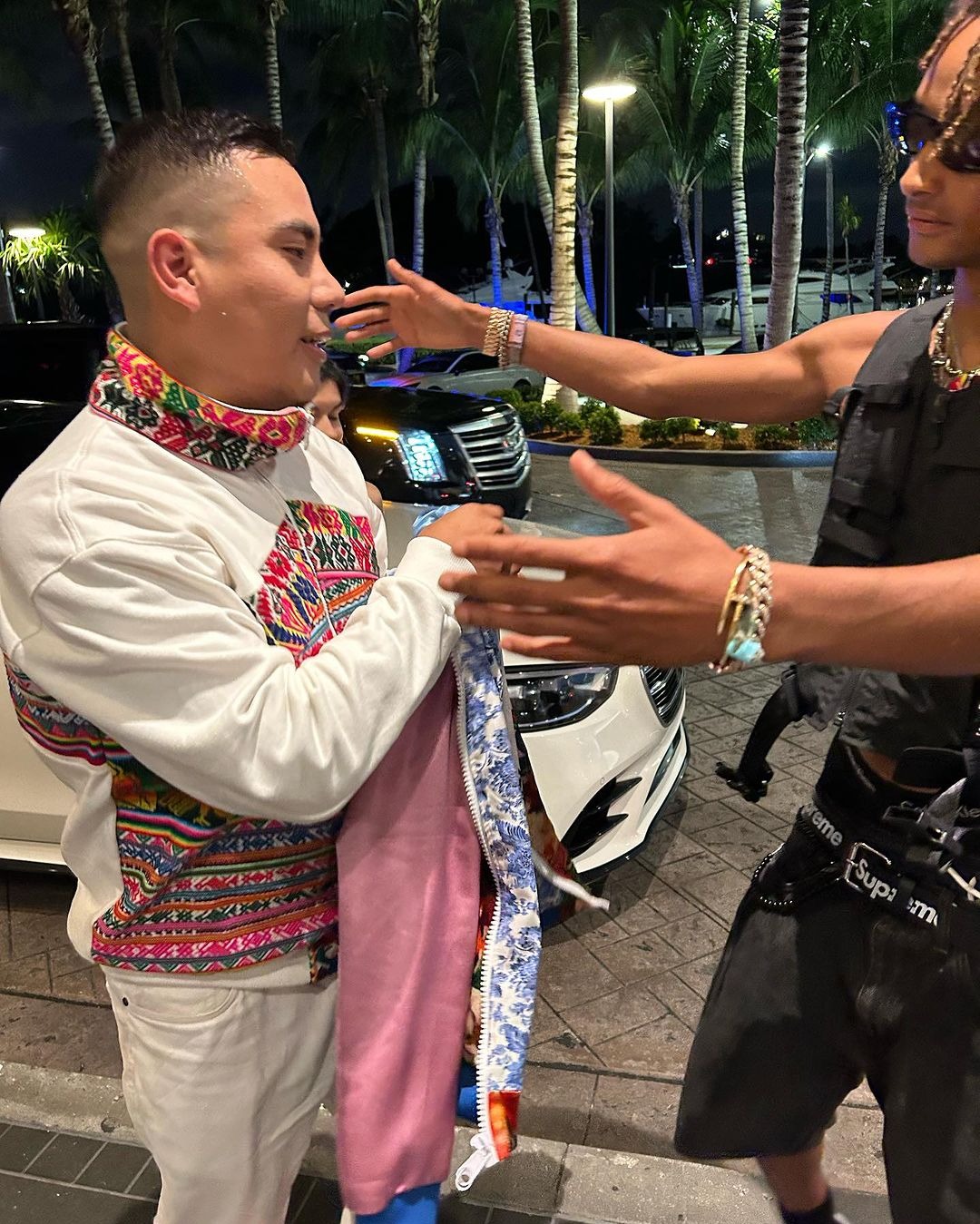 Jaden Smith recibiendo la casaca confeccionada por Brawans Zamalloa en Miami/ Foto: IG Brawans Zamalloa