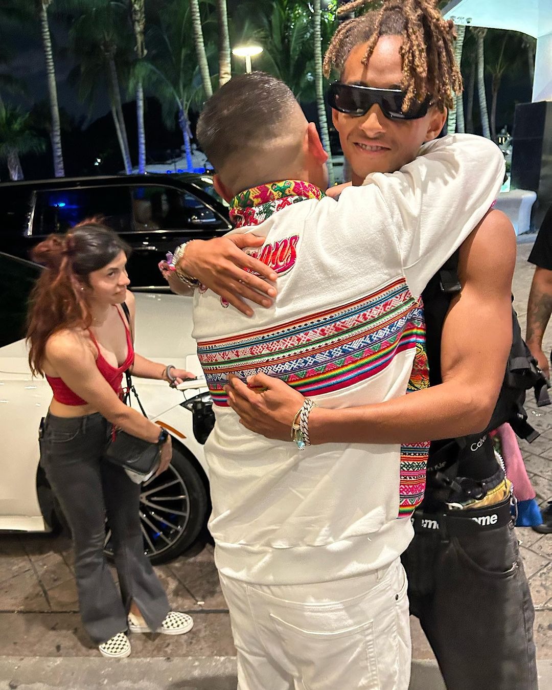 Tras recibir la prenda Jaden sella el momento con un abrazo a nuestro compatriota en muestra de humildad/ Foto: IG Brawans Zamalloa