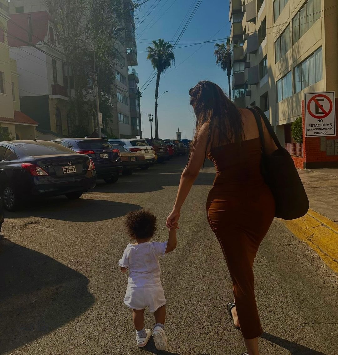 Darinka Ramirez junto a su pequeña hija, que sería la última bebé de Jefferson Farfán. Fuente: Instagram