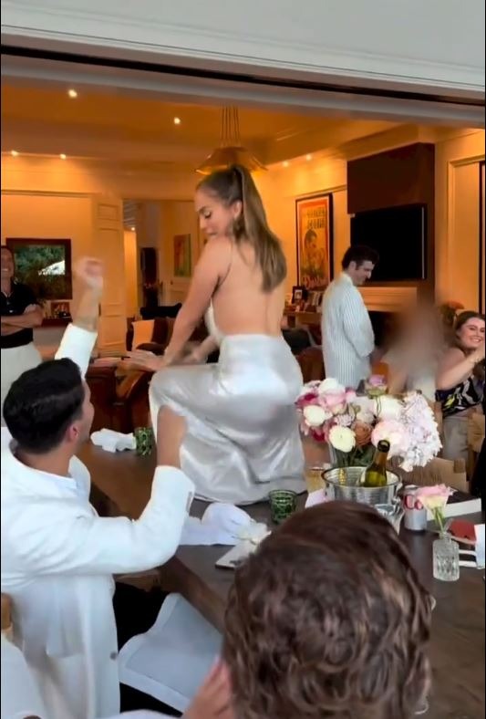 Sin dudas la imágen que acaparó miradas fue el sexy baile de la cantante sobre la mesa / Foto: Instagram JLo