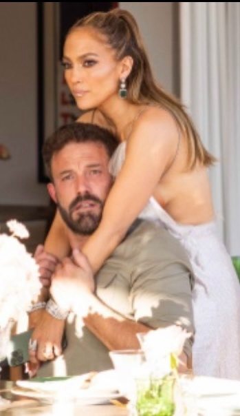 Ben Afleck posando al lado de su esposa Jennifer Lopez en su cumpleaños 54 / Foto: Twitter JLo