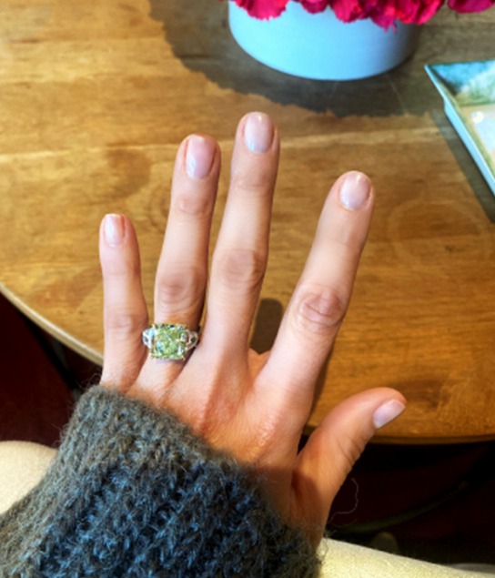 El anillo de compromiso que Ben Affleck le regaló a Jennifer Lopez.  Fuente: On The JLo