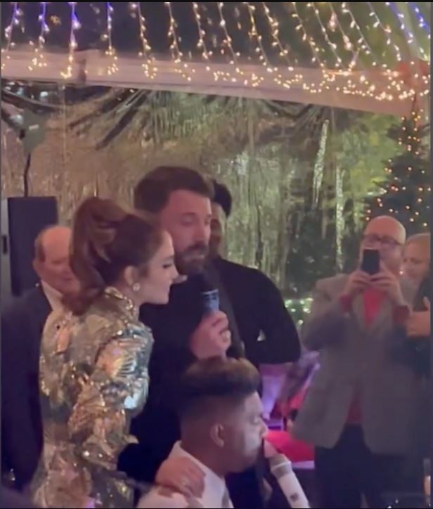 El esposo de Jennifer Lopez, Ben Affleck también se animó a cantar en la concurrida velada/Foto: Instagram