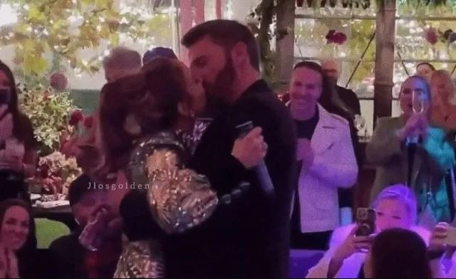 Jennifer Lopez y Ben Affleck no dudaron en regalarles a sus invitados esta escena romántica/Foto: Instagram