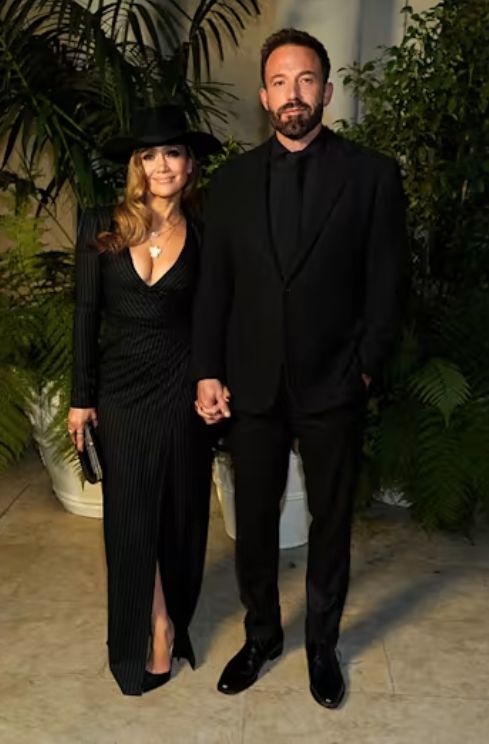 Jennifer Lopez y Ben Affleck vistieron de negro en su primera aparición pública como casados 