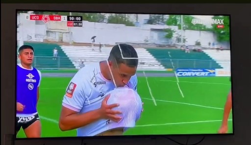 El tierno beso que le da Jesús Barco al balón que simula un embarazo, tras anotar el gol de la victoria/ Foto: Captura IG Melissa Klug
