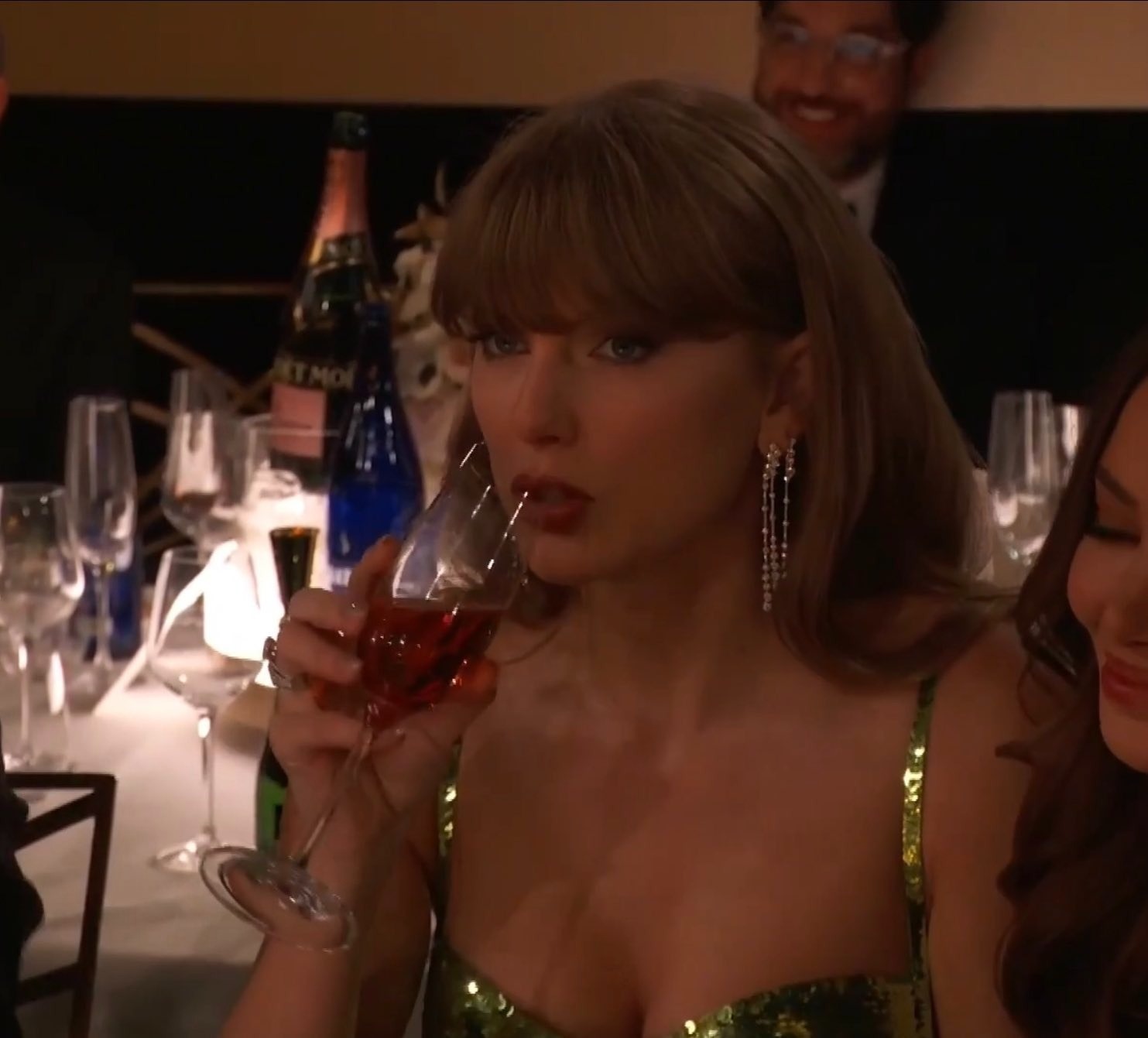 La expresión de Taylor Swift ante la broma de Jo Koy en los Globos de Oro. Fuente: Captura