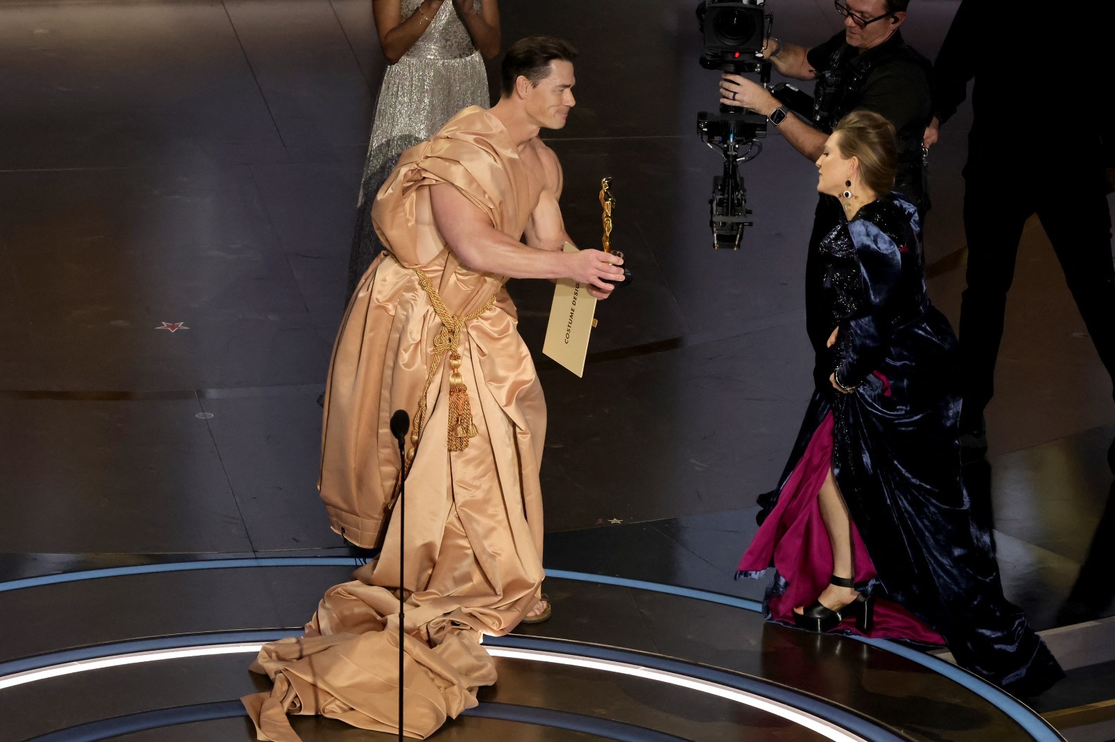 El traje que llevó puesto después de la broma del desnudo, el exluchador John Cena/Foto: AFP