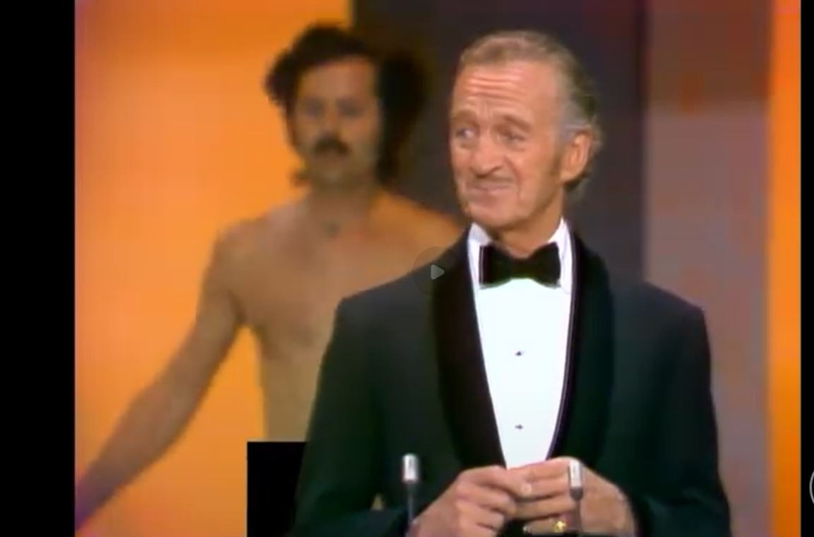 David Nimen y el desnudo de George Opel en la gala de los Oscar 1974/Foto: TNT