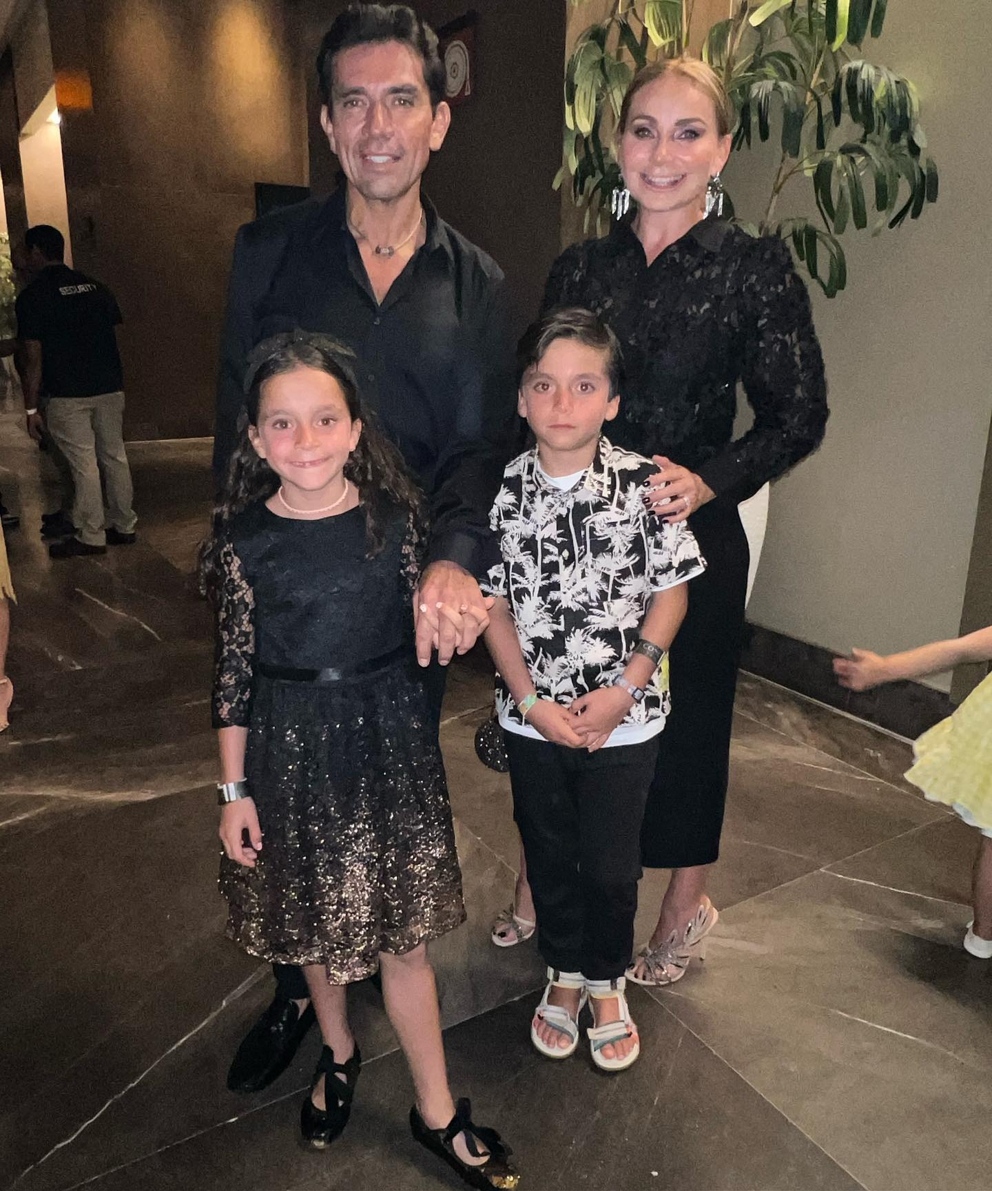Jorge Salinas junto a su esposa e hijos. Fuente: Instagram