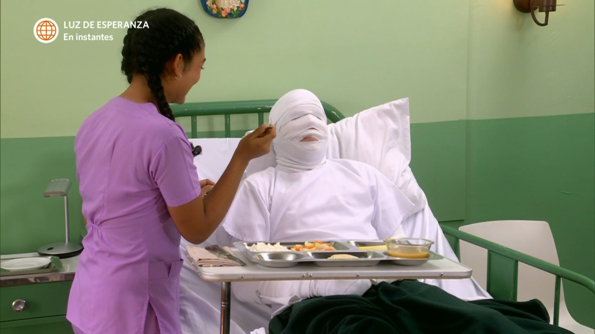 July le dio de comer a misterioso paciente. Fuente: AméricaTV