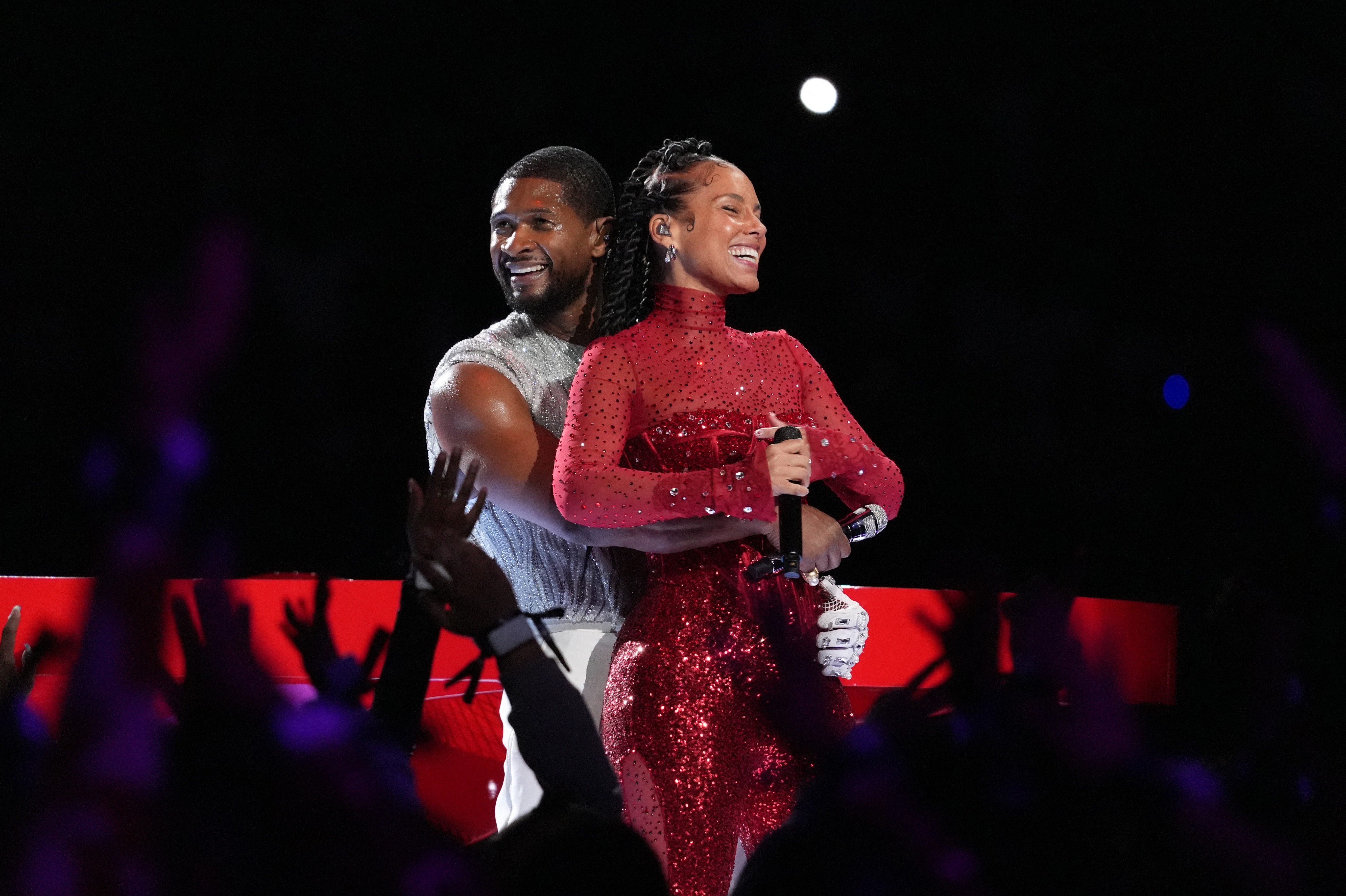 Usher y Alicia Keys durante su presentación en el Super Bowl 2024. Fuente: AFP