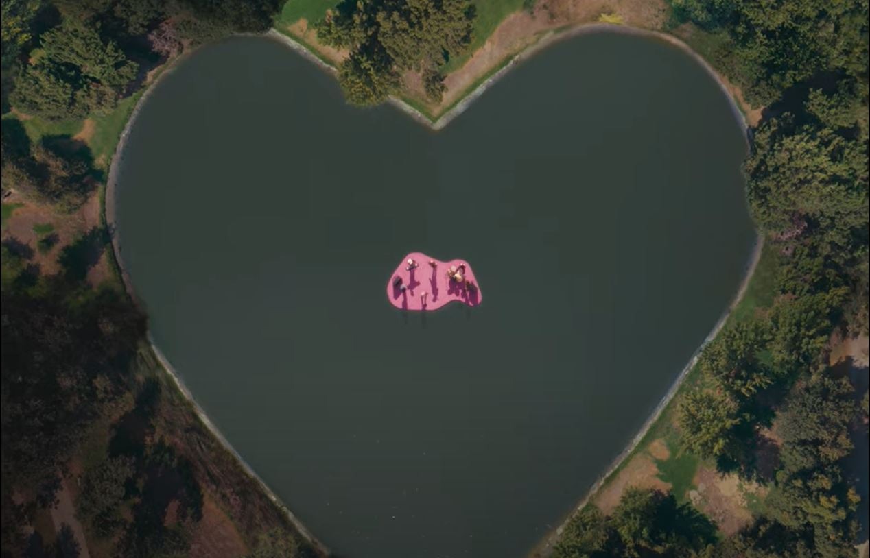El video oficial del tema 'Mi ex tenía razón' finaliza con una toma de una laguna en forma de corazón / Foto: 'Mi ex tenía razón'