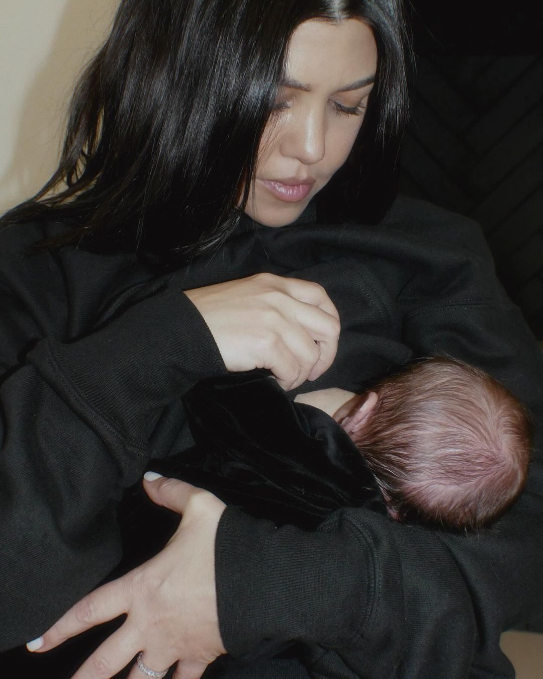 Kourtney Kardashian y Travis Barker mostaron a su bebé. Fuente: Instagram