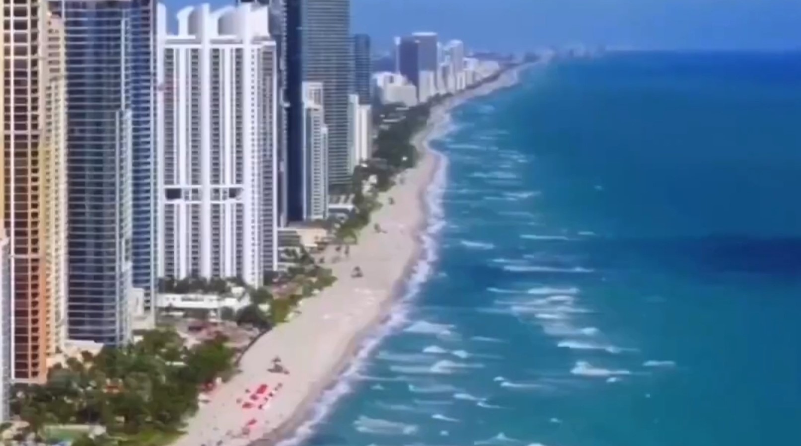El edificio cuenta con playa exclusiva en Florida