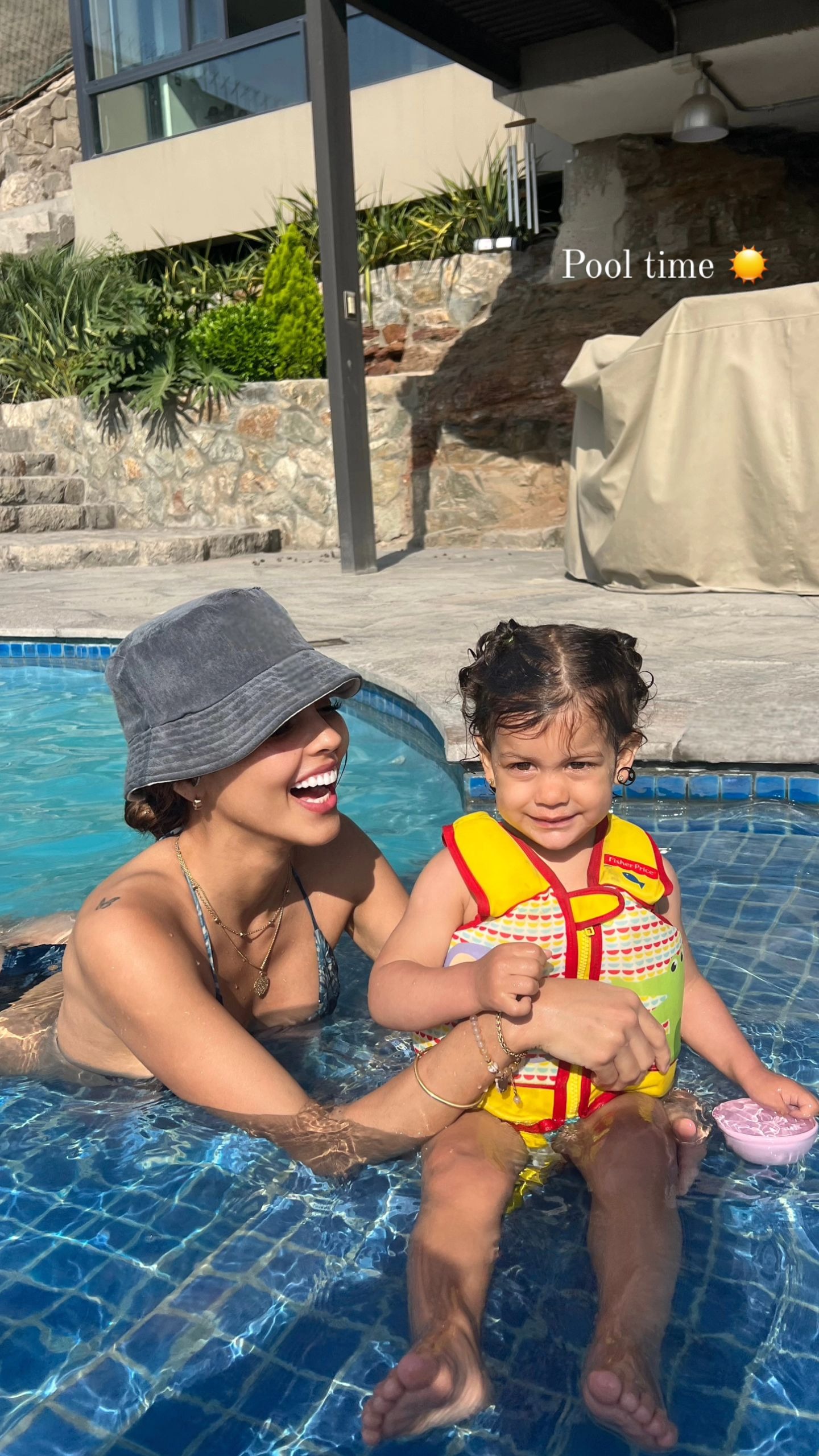 Luciana Fuster y Aitana disfrutando un día de piscina. Fuente: Instagram